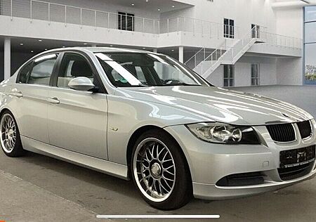 BMW 320i - E90 *Aut* *Steuerkette NEU* *Felgen*