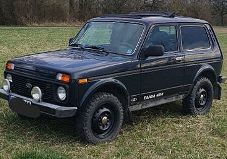 Lada Taiga 4x4 Selten mit Faltdach und Effekt Lack