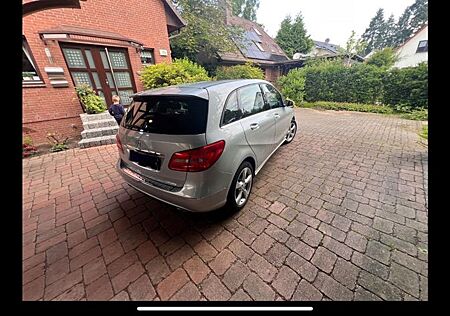 Mercedes-Benz B 200 -
