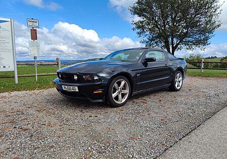 Ford Mustang GT V8 320PS mit neuem TÜV