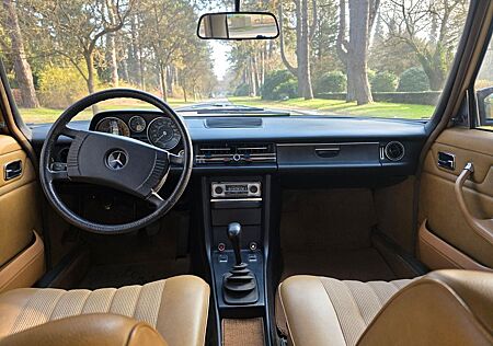 Mercedes-Benz 230