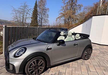 Mini Cooper S Cabrio silber, 9.505 km, Baujahr 12/23