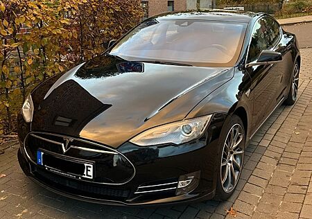 Tesla Model S 85 - Free Supercharging