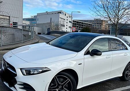 Mercedes-Benz A 250 e Limousine AMG Line