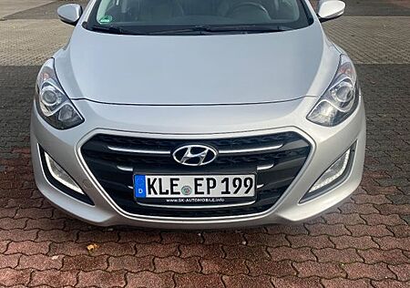 Hyundai i30 blue 1.6 CRDi 81kW Trend Trend