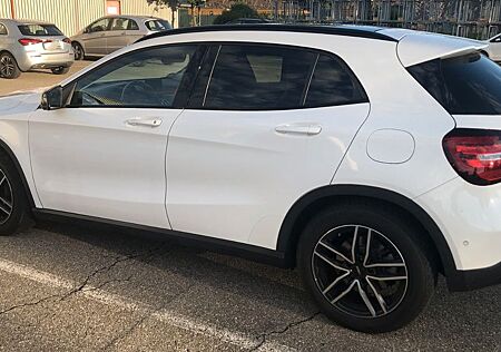 Mercedes-Benz GLA 200 - Nav|360°-Kamera|Sportsitze|Schiebedach