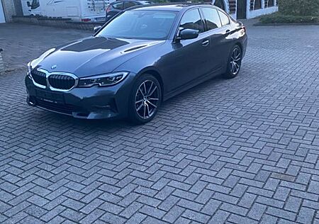 BMW 320i xDrive Sport Line Automatik Sport Line