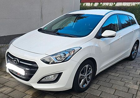 Hyundai i30 blue 1.6 CRDi 81kW Trend Trend