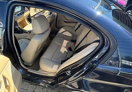 BMW 320i -