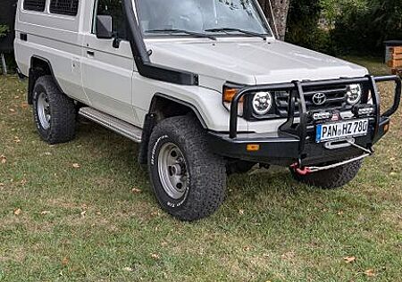 Toyota Land Cruiser HZJ78