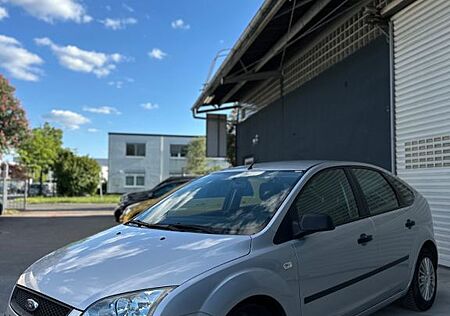 Ford Focus Lim. Trend | 48.000 km | Automatik |