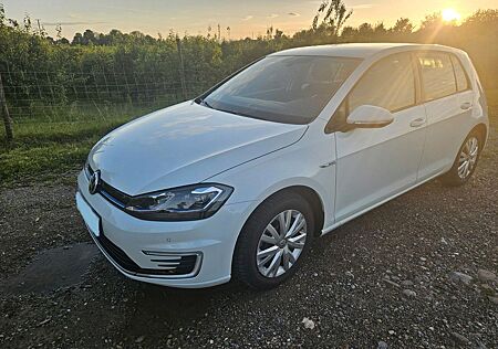 VW Golf Volkswagen e- WENIG KM TOP