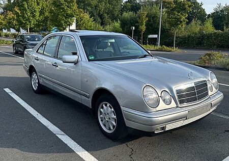 Mercedes-Benz E 200 ELEGANCE Elegance