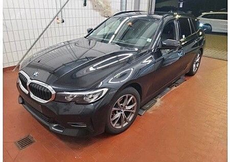 BMW 320d Sport Line Aut/HUD/ParkAss+/AHK/Panorama