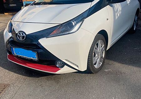Toyota Aygo (X) Aygo (X) 1,0-l-VVT-i x-play x-play