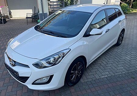 Hyundai i30 cw 1.4/Navi/Kamera/PDC/1-Hand