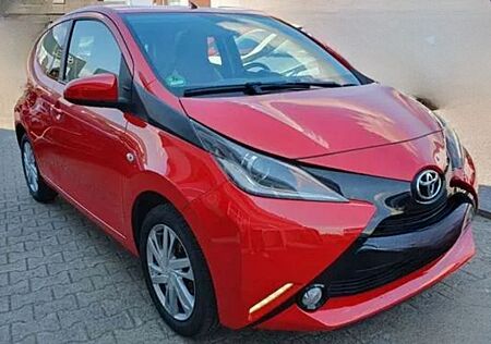 Toyota Aygo (X) Aygo (X) 1,0-l-VVT-i x-play Team Deutschland