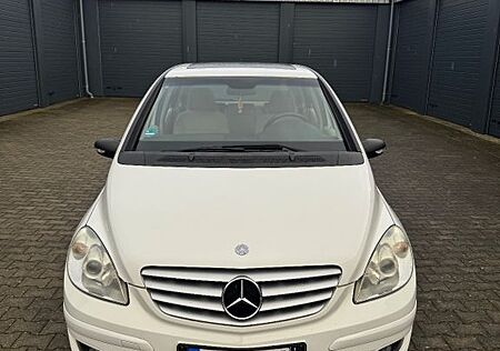 Mercedes-Benz B 150 2. Hand Carplay Panorama