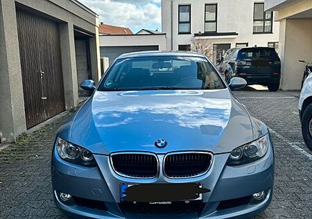 BMW 320i Coupé E92 checkheftgepflegt Automatik Leder