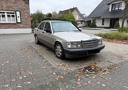 Mercedes-Benz 190 190E 1.8 / Schiebedach / LED-Scheinwerfer