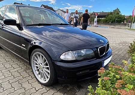 BMW 323i -