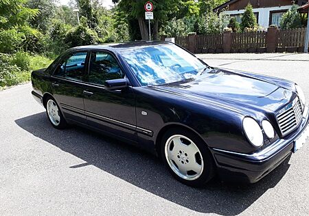 Mercedes-Benz E 280 AVANTGARDE AMG Felgen, Klima, Leder, Xenon