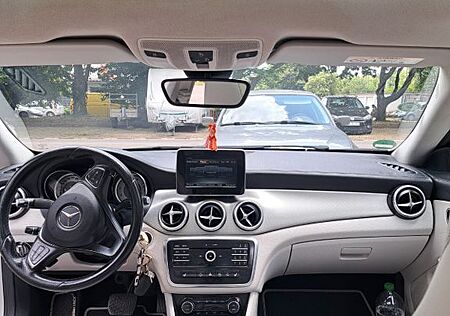 Mercedes-Benz CLA 200 -