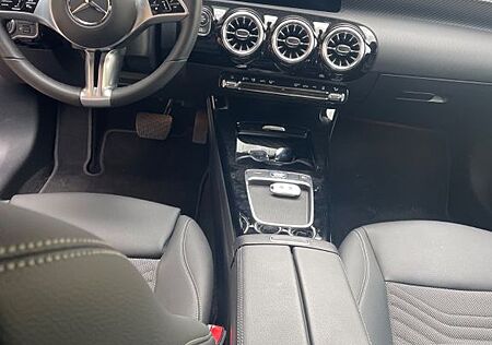 Mercedes-Benz CLA 180 DCT -