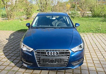 Audi A3 1.2 TFSI Attraction Sportback Scubablau met.