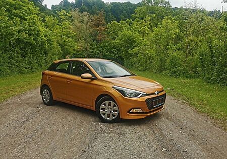 Hyundai i20 * Klima/Scheckheft/8 fach bereift