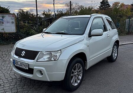 Suzuki Grand Vitara 1.6 Black and White Black and White