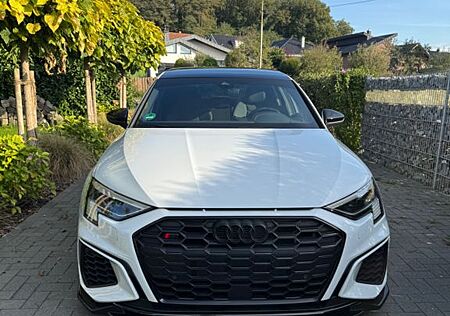 Audi S3 8Y Sportback / 1. Hand / B&O / Matrix / Pano