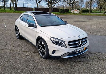 Mercedes-Benz GLA 220 CDI 4Matic 7G- Edit. 1/Pano/Insp.Neu/AMG