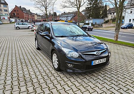 Hyundai i30 1.4, 2. Hand! Wenig KM! Service neu! Voll!