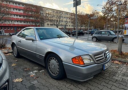 Mercedes-Benz SL 300 mit Hardtop, H-Kennzeichen und TÜV