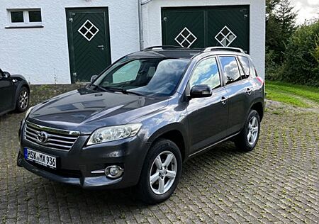 Toyota RAV 4 2,2-l-D-4D 4x4 Executive Automatik Exe...