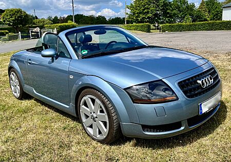 Audi TT Roadster 1.8T 110KW -scheckheft, wenig KM