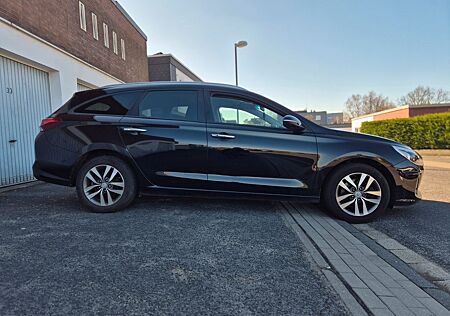 Hyundai i30 1.6 CRDi 81kW 1 Hand Scheckheft