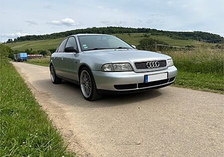 Audi A4 1.6 B5 TÜV bis 09/2026 8-Fach mit Felgen