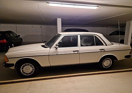 Mercedes-Benz 200 W123