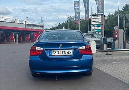 BMW 318i -