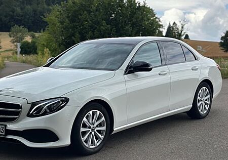 Mercedes-Benz E 220 d Autom widescreen display