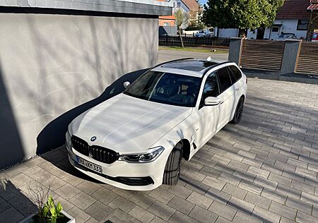 BMW 530xd / DA+ / HeadUp / LED / 360 / Pano / AHK /