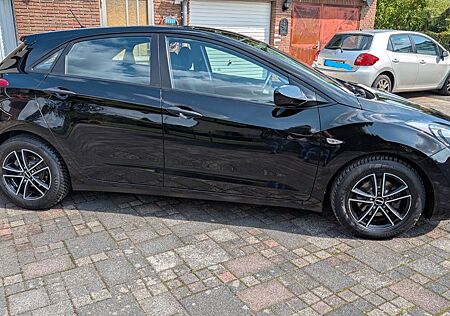 Hyundai i30 1.4 , schwarz, 87700 km, Anhängerkupplung