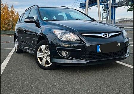 Hyundai i30 CW 1.6 CRDi TÜV NEU!!! AHK 8-fach bereift
