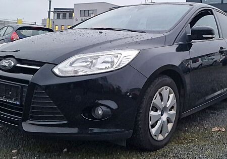 Ford Focus Lim. Trend*Navi*Tempomat*PDC*Sitzhzg