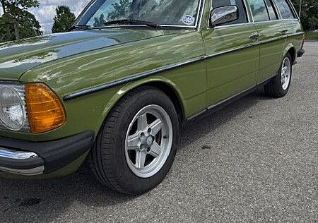 Mercedes-Benz 230 S123 230TE neu Lack AHK 142´KM Aut. 2Hd W123