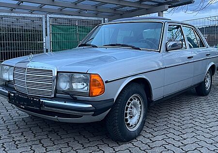 Mercedes-Benz 230 230E W123 *ORIGINAL*H-ZULASSUNG*1.HAND*