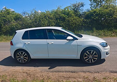 VW Golf Volkswagen e- e-