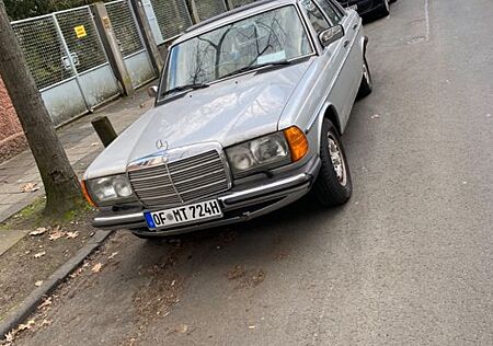 Mercedes-Benz E 230